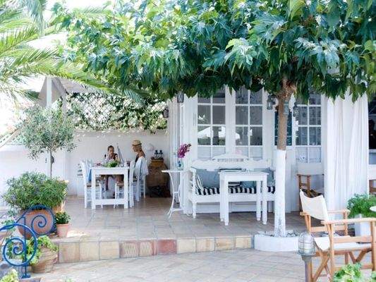 Kreta, Chersonisou: Hotel im Kykladenstil mit 13 Apartments, Pool, Garten und Café / Bar zu verkaufen