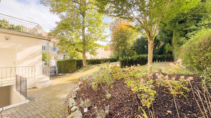 Hofeinfahrt mit Garten