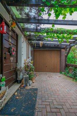 Wohnhaus mit Garage (überacht)