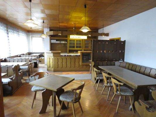 ehemaliges Café mit Theke im 1. OG