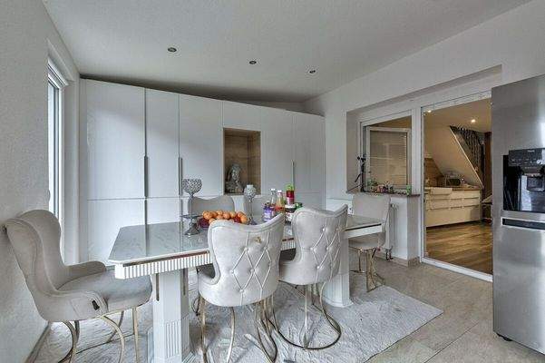 Essbereich mit Zugang zur Terrasse