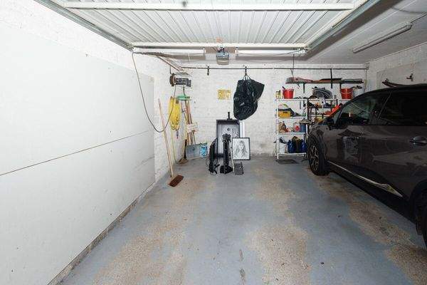 Einzelgarage mit elektrischem Schwenktor 