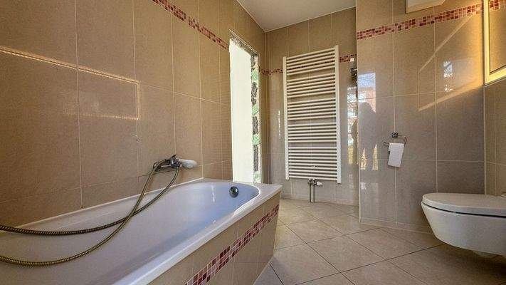 Vollbad mit Wanne und Fenster