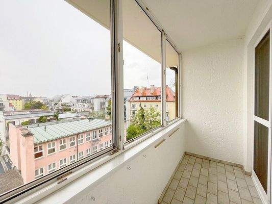 Großer ruhiger Balkon nach Westen auf der Rückseite des Hauses