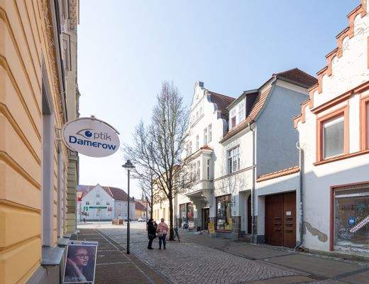 Blick in die kleine Geschäftsstraße