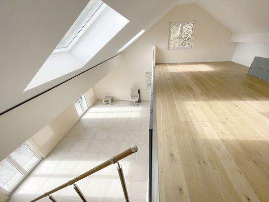 Große helle Galerie über dem Wohnbereich