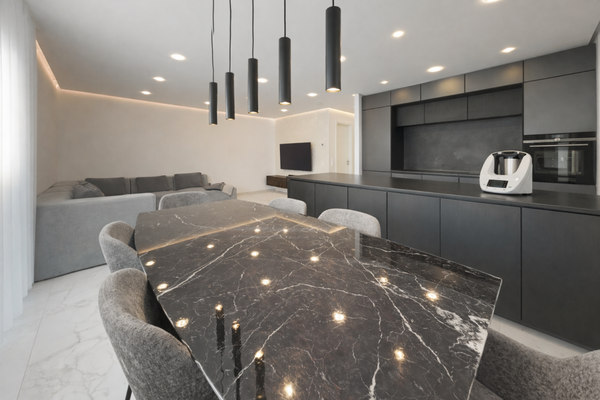 offene Küche mit Kochinsel