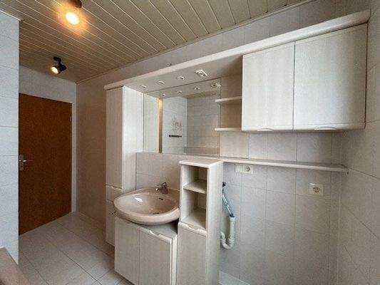 Badezimmer mit Tageslicht, WM-Anschluss mit ...