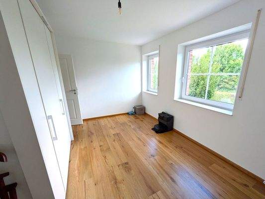 Geräumiges Kinderzimmer mit Blick in den Garten