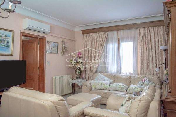 Sofaecke mit Klimaanlage und Zugang zur Küche