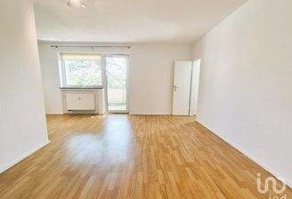 Wohnzimmer mit Balkon