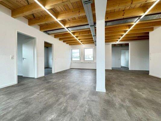 Empfangsbereich vorne und offene Bürofläche