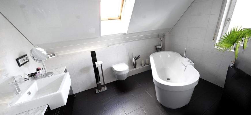 Bad mit freistehender Wanne im DG