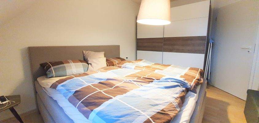 Arbeits-Kinder-Schlafzimmer (ausreichend Platz für Doppelbett u. Schrank)