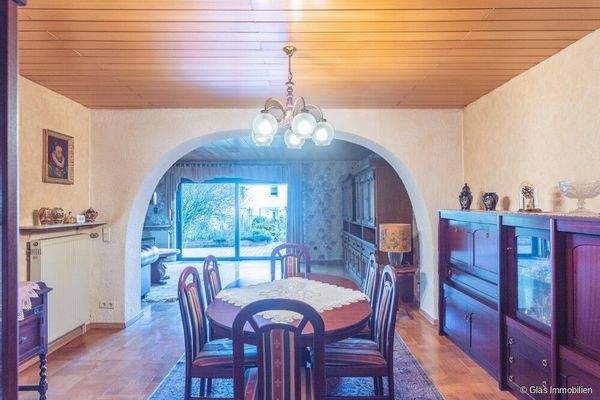 Esszimmer mit Blick Richtung Wohnzimmer