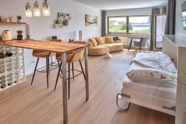 Wohnzimmer mit ausgeklapptem Bett