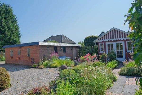 Doppelgarage und Gartenhaus