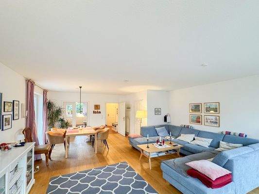 geräumiges Wohnzimmer 