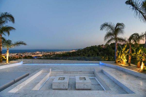 Feuerstelle mit Beleuchtung am Abend