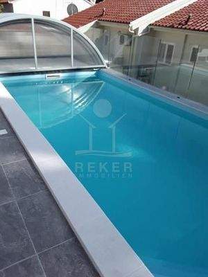 Ein toller Pool ziert das zauberhafte Exterieur