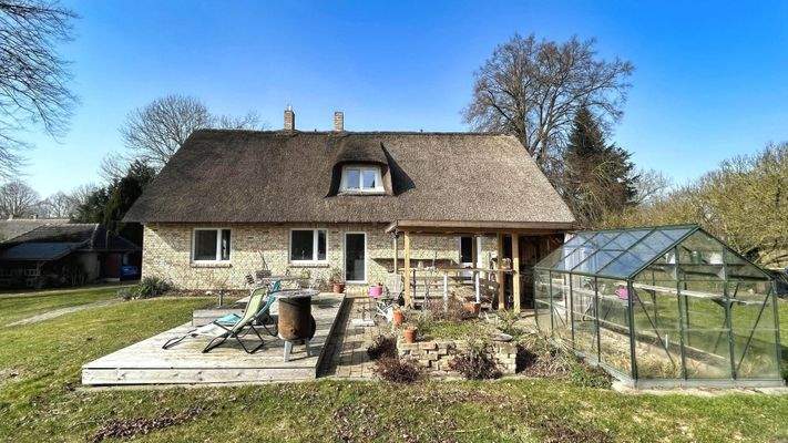 Sonnenterrasse mit Sommerküche und Gewächshaus