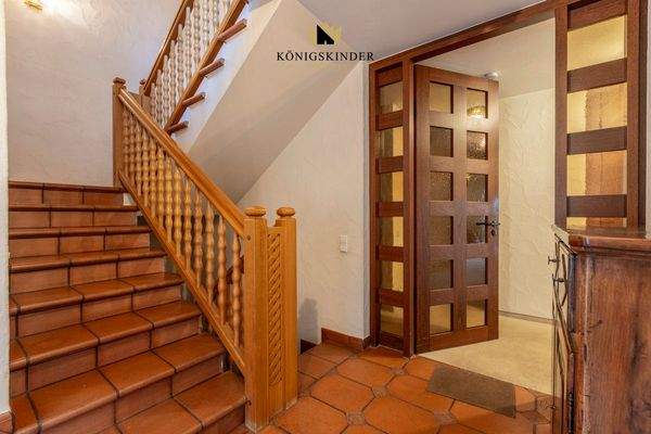 Treppenhaus + Eingang EG