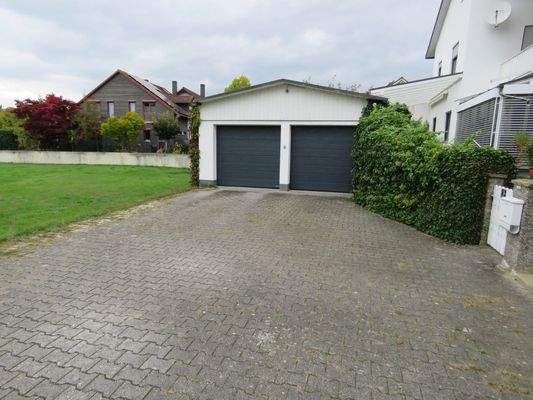 Doppelgarage und gepflasterter Hofraum 