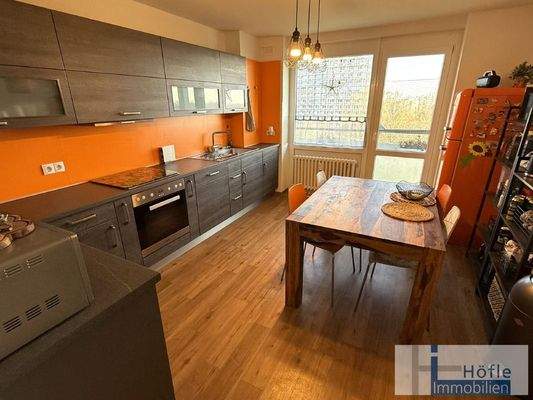 große Wohnküche mit Balkonzugang