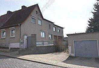 Stellplatz und Garage