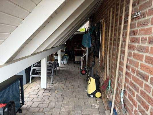 Abstellfläche neben der Garage