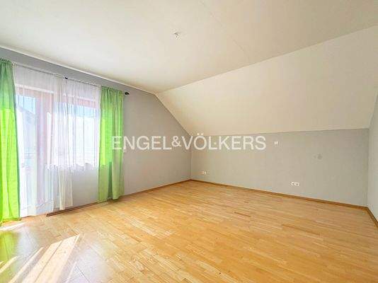Zimmer mit Zugang zum Balkon Dachgeschoss