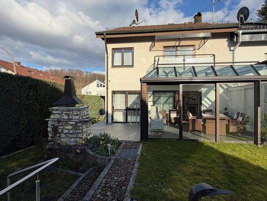 Garden with conservatory