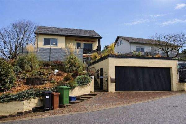 Hausansicht mit Doppelgarage