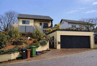 Hausansicht mit Doppelgarage