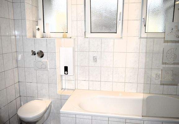 Tageslichtbad mit Wanne