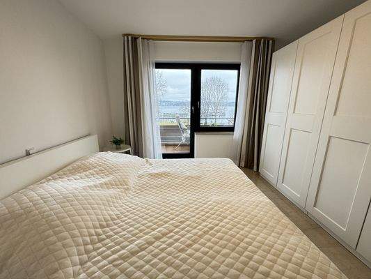 Schlafzimmer mit Balkonzugang