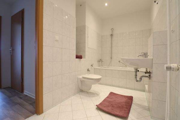 großes Bad mit Wanne