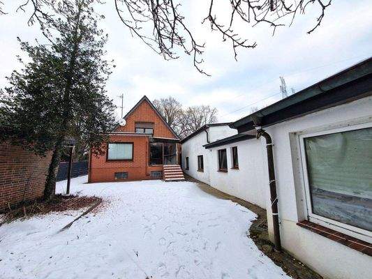 Rückfront m. Wintergarten u. Einliegerwohnung