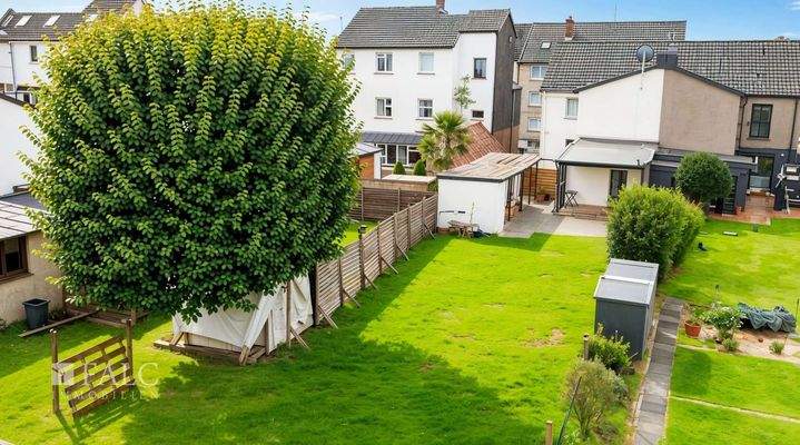 Garten Seite - (KI generiert)