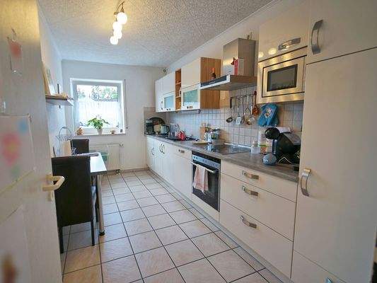 Großzügig gestaltete Küche