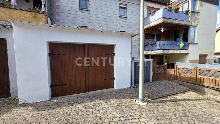 Garage auf der Rückseite des Hauses 