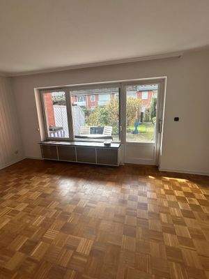 Traumhaftes Wohnzimmer mit großer Fensterfront