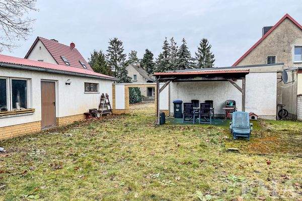 Garten mit überdachtem Freisitz