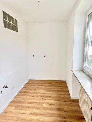 Helle Küche mit Platz für kleine Essecke