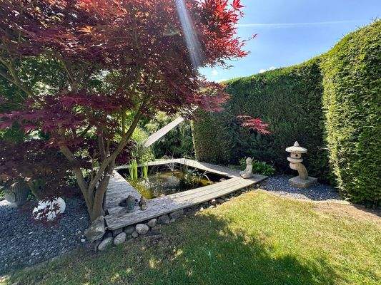 eine weitere Ruhezone am Gartenteich.