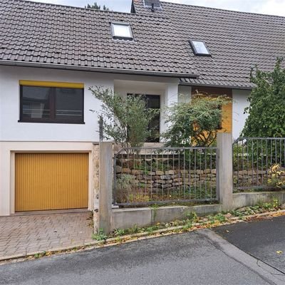 Straßenansicht mit Garage