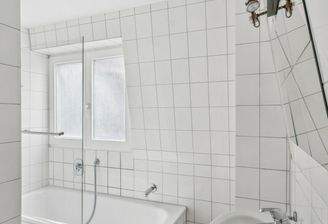 Tageslichtbad mit Badewanne