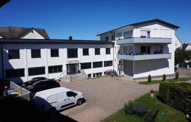 Ansicht Hof mit Stellplätzen außen