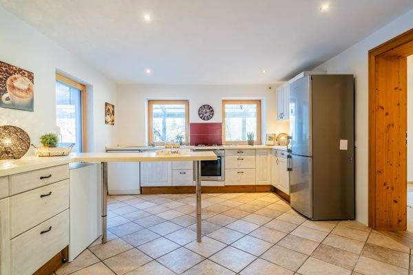 Wohnküche mit Gasherd und  Holzofen