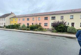 Vorderansicht mit Anliegerstraße